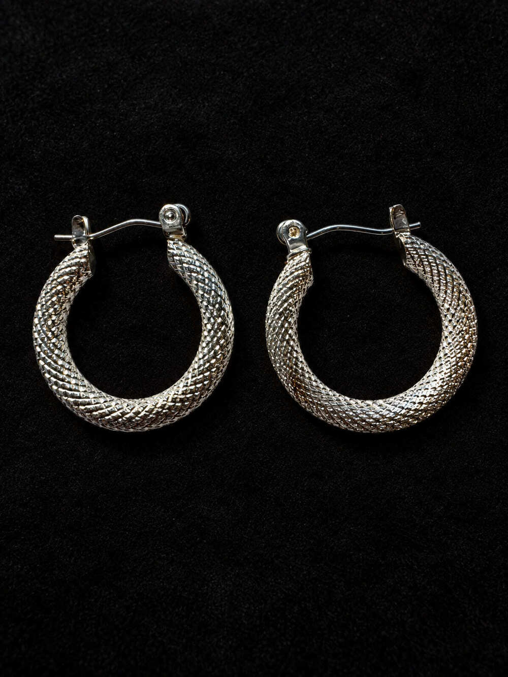 ⚜️ Textured Mesh Hoop Earrings | Chunky Silver-Tone | Latch-Back 💗
